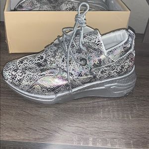 Never worn yoki platform sneaker